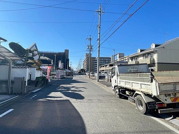 【前面道路含む現地写真】前面道路は、道路幅も広く、駐車もゆとりをもって行える環境になっています。お車の出し入れが苦手なママや小さなお子様にも安心ですね。舗装もされていて、ベビーカーや自転車で通っても快適に通行できます。