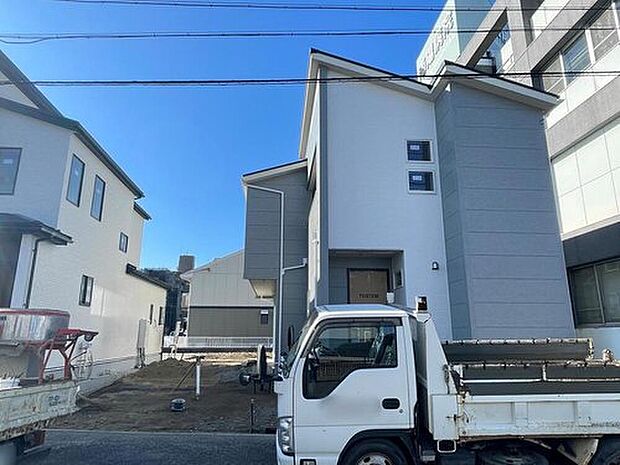 【現地外観写真】１号棟
並列２台駐車可能♪
ライフスタイルに合わせて活用できるマルチスキップのある、全室フローリングの間取りです♪