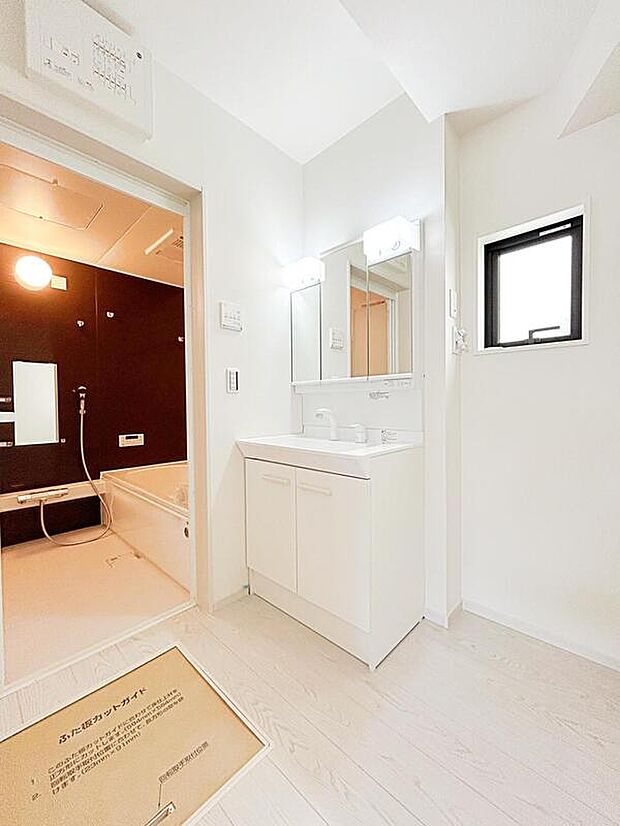 【洗面台・洗面所】１号棟
ゆとりの洗面スペースで朝の身支度も快適スムーズに。３面鏡で髪のセットやお化粧もストレスなくこなせ、朝から気分良く通勤通学に向かえそうですね！鏡の裏にはたっぷりと収納スペースを標準装備！