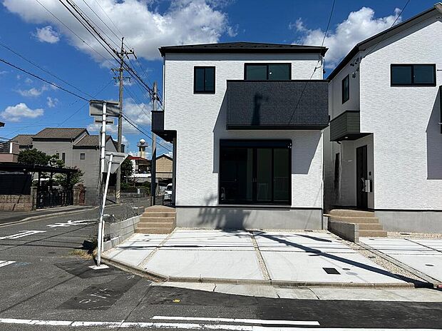 【現地外観写真】１号棟
堂々完成いたしました！ぜひ現地にて、実際の建物・街並み・陽当たり等ご確認下さい♪お気軽にお問い合わせください☆