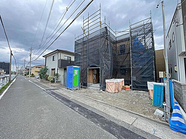 【前面道路含む現地写真】前面道路は交通量の少ない道路です。ゆとりがあり、駐車時もゆっくりと落ち着いて行える立地環境になっています♪