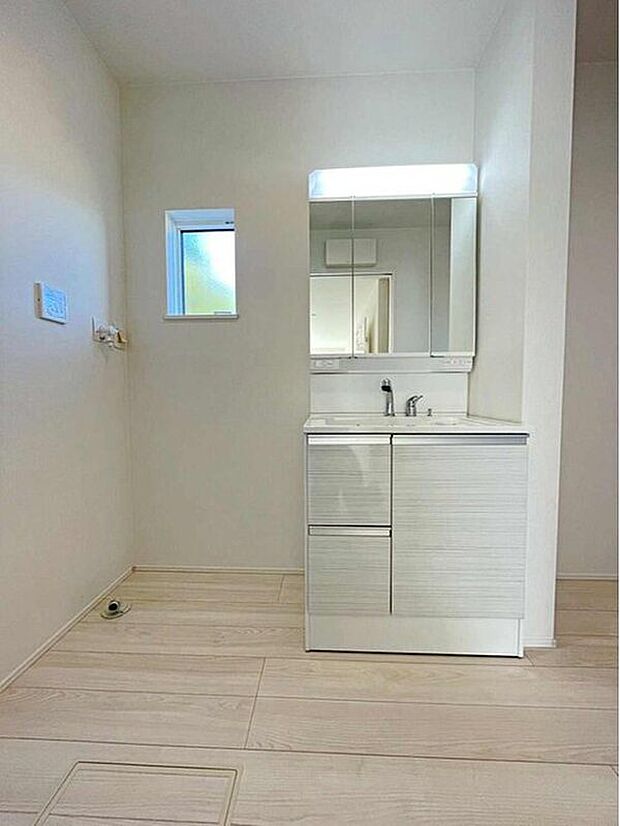 【洗面台・洗面所】1号棟
暮らしを快適にする三面鏡仕様の洗面化粧台は清潔感のある快適空間。収納力と機能性に優れた使いやすい設備で、忙しい朝の身支度もスムーズに♪