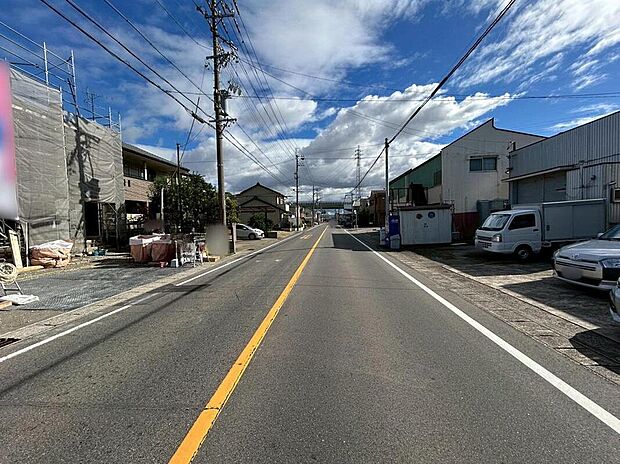 【前面道路含む現地写真】前面道路は、道路幅も広く、駐車もゆとりをもって行える環境になっています。お車の出し入れが苦手なママや小さなお子様にも安心ですね。舗装もされていて、ベビーカーや自転車で通っても快適に通行できます。