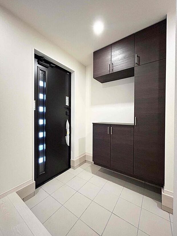 【玄関】シンプル且つモダンなエントランス＆ホール。ゆとりを感じさせる上質で明るい空間が住まう人や訪れる人を心地よく迎え入れてくれます。