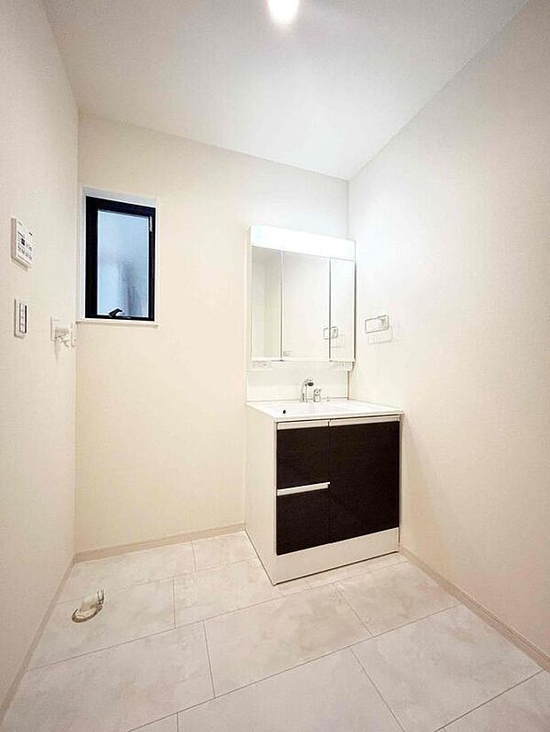 【洗面台・洗面所】暮らしを快適にする三面鏡仕様の洗面化粧台は清潔感のある快適空間。収納力と機能性に優れた使いやすい設備で、忙しい朝の身支度もスムーズに♪