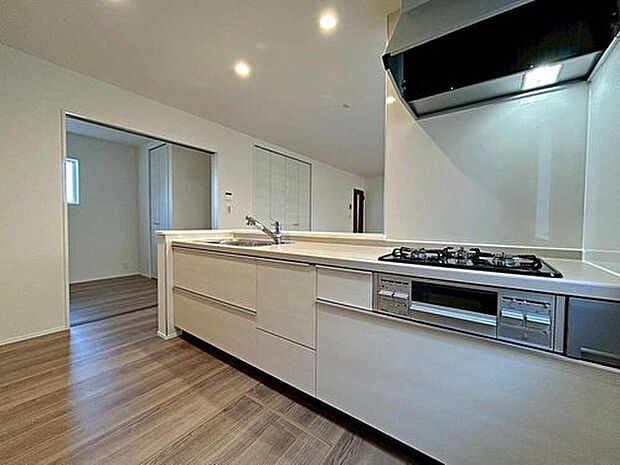 【キッチン】対面式キッチンからダイニングへお食事の受け渡しがスムーズにでき効率的です。お料理中もリビングが見渡せ安心♪会話がはずむ姿が想像できますね♪