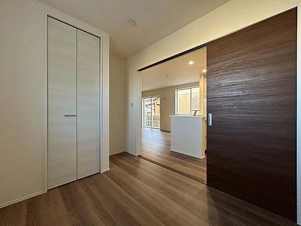 【居室】LDKと隣接した洋室。リビングから目が届く場所なので、お子様の遊び部屋・お昼寝スペースとして使うのもオススメです♪　　　