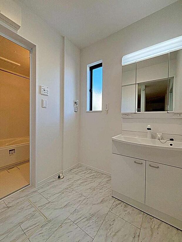 【洗面台・洗面所】暮らしを快適にする三面鏡仕様の洗面化粧台は清潔感のある快適空間。収納力と機能性に優れた使いやすい設備で、忙しい朝の身支度もスムーズに♪