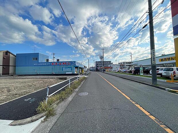 【前面道路含む現地写真】前面道路は、道路幅も広く、駐車もゆとりをもって行える環境になっています。お車の出し入れが苦手なママや小さなお子様にも安心ですね。舗装もされていて、ベビーカーや自転車で通っても快適に通行できます。