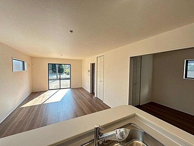 【リビング】3号棟
大切なご家族が集まるからこそLDKはこだわりたい!休日はおひさまの光をたっぷりと取りこめるリビングでゆったりと過ごしませんか?