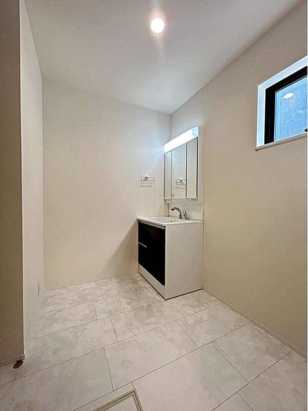 【洗面台・洗面所】3号棟
暮らしを快適にする三面鏡仕様の洗面化粧台は清潔感のある快適空間。収納力と機能性に優れた使いやすい設備で、忙しい朝の身支度もスムーズに♪