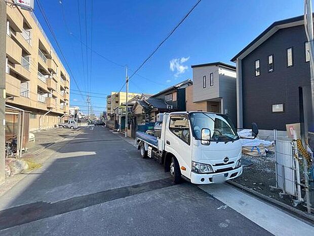 【前面道路含む現地写真】前面道路は交通量の少ない道路です。ゆとりがあり、駐車時もゆっくりと落ち着いて行える立地環境になっています♪　　