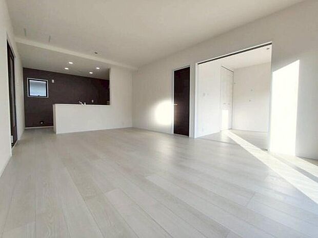 【リビング】大きな窓のあるリビングは、陽光あふれる明るい空間です。居心地良く、ご家族皆がゆったり寛げる憩いの空間となりそうです