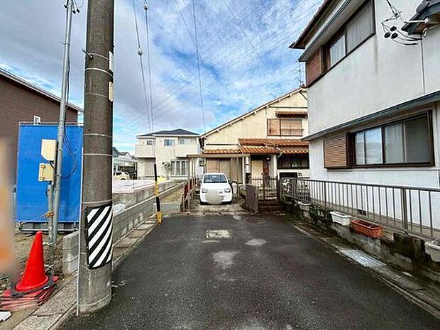 【前面道路含む現地写真】前面道路は閑静な住宅地をはしる車通りの少ない道路。お車の出し入れが苦手なママや小さなお子様にも安心ですね。しっかり舗装もされているので、ベビーカーや自転車で通っても快適に通行できます。