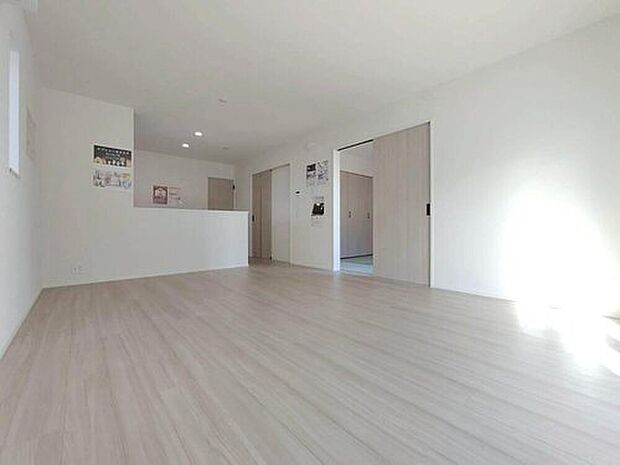 【リビング】5号棟
明るいリビングです♪対面式のオープンキッチンは、家事をしながらご家族の様子が一目でわかる安心と便利な設備です♪