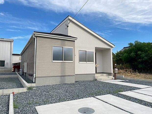 【現地外観写真】４号棟
堂々完成いたしました！ぜひ現地にて、実際の建物・街並み・陽当たり等ご確認下さい♪お気軽にお問い合わせください☆