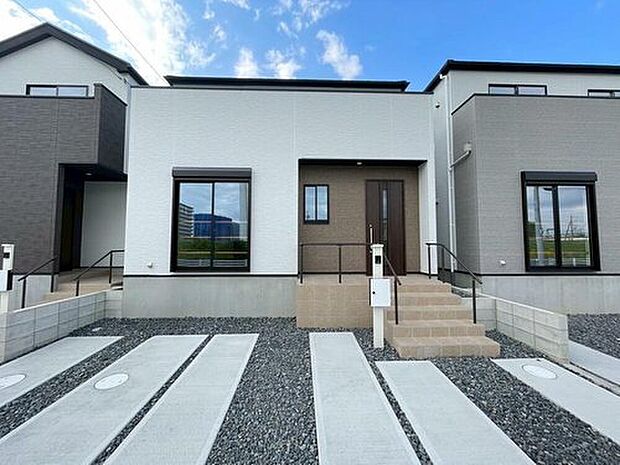 【現地外観写真】2号棟
完成しております!
各棟、並列2台駐車可能です♪本日内覧可能です!弊社では現地販売会を行っておりません。現地ご見学の際はお気軽にお問い合わせ下さい☆