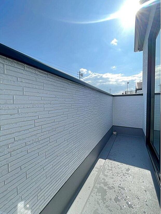 【バルコニー】1号棟
南向きで陽当たりの良いバルコニー。洗濯物も気持ちよくカラッと乾きます。毎日のお洗濯が楽しくなりそう♪