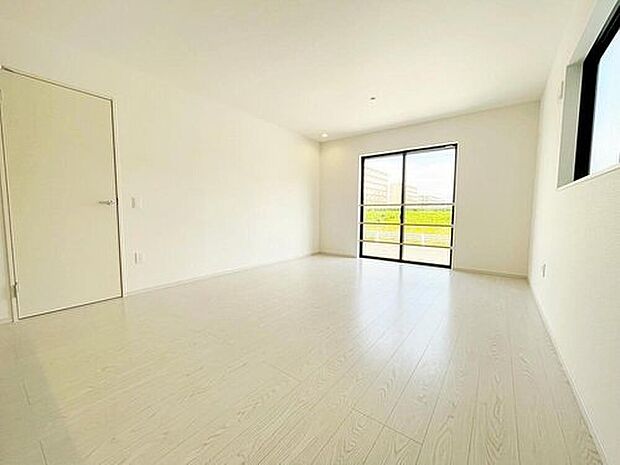 【リビング】1号棟
大切なご家族が集まるからこそLDKはこだわりたい!休日はおひさまの光をたっぷりと取りこめるリビングでゆったりと過ごしませんか?