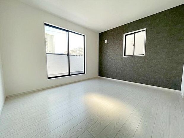 【リビング以外の居室】1号棟
広々とした居住空間は日々の暮らしを彩り、心のやすらぎと満足感を与えてくれます。通風と採光を考慮した設計は子供たちはのびのび育ち、家族でくつろぎと団らんを生み出します。