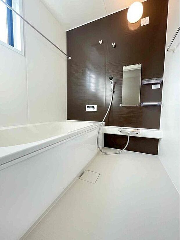 【浴室】１坪以上広さを設けた浴室で、ゆったりバスタイム♪
お子様と一緒に入るにも充分な広さです。
一日の疲れを癒せます♪