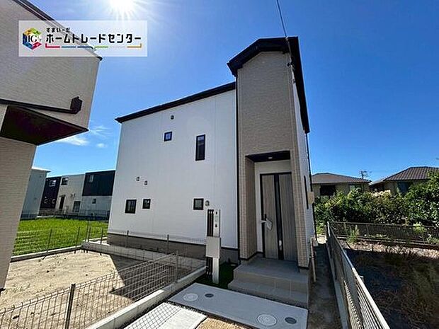 【現地外観写真】全2邸☆ 2号棟のみ
一戸建てのメリットは、「自分の土地」を自由に使えること。好きなペットが飼えるほか、ガーデニングやDIY、車やバイクの手入れなど様々な趣味を楽しめます♪