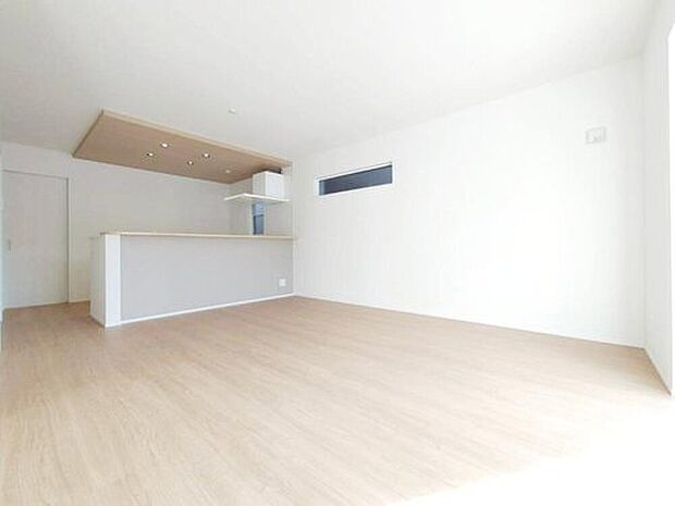 【リビング】明るいリビングです♪対面式のオープンキッチンは、家事をしながらご家族の様子が一目でわかる安心と便利な設備です♪