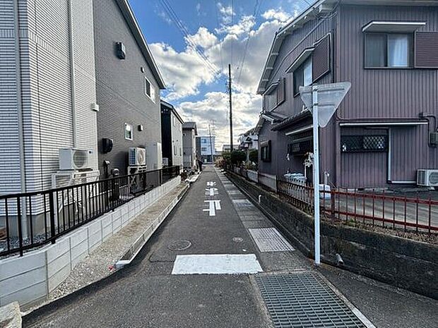【前面道路含む現地写真】前面道路は交通量の少ない道路です。ゆとりがあり、駐車時もゆっくりと落ち着いて行える立地環境になっています♪　　　　　　　