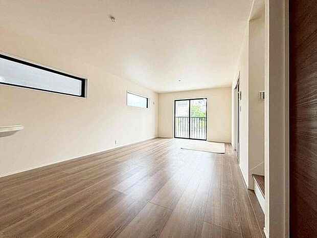 【リビング】３号棟
大きな窓のあるリビングは、陽光あふれる明るい空間です。居心地良く、ご家族皆がゆったり寛げる憩いの空間となりそうです☆
