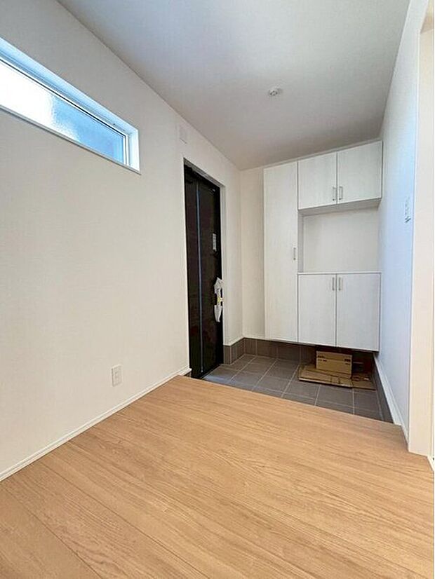 【玄関】明るくて清潔感溢れる玄関ホール。下駄箱は可動式の収納付きです♪
散らかりがちな玄関もいつもすっきりと片付きますよ。