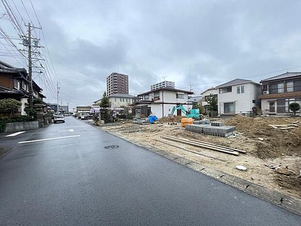 【前面道路含む現地写真】前面道路は閑静な住宅地をはしる車通りの少ない道路。お車の出し入れが苦手なママや小さなお子様にも安心ですね。しっかり舗装もされているので、ベビーカーや自転車で通っても快適に通行できます。