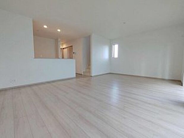 【リビング】ご家族みんなで長い時間を過ごすリビングは一番居心地のいいものであって欲しいですね。開放感のある広々リビングに光と風を呼び込み、快適な住空間を実現します。