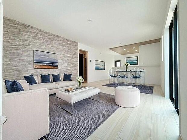 【リビング】１号棟
（現況の物件写真に、CG による画像処理を行っています。家具、家電、照明器具、小物、カーテン、その他のイメージはCG です。）