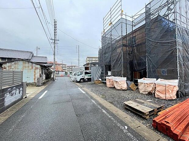 【前面道路含む現地写真】前面道路は閑静な住宅地をはしる車通りの少ない道路。お車の出し入れが苦手なママや小さなお子様にも安心ですね。しっかり舗装もされているので、ベビーカーや自転車で通っても快適に通行できます。