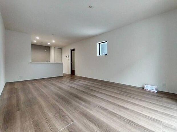 【リビング】直線タイプのリビングで、キッチンからリビング全体を見渡すことができます!お料理をしながらでもお子様の様子を見守ることができるリビングです。