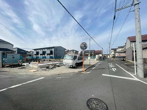 【前面道路含む現地写真】前面道路は、道路幅も広く、駐車もゆとりをもって行える環境になっています。お車の出し入れが苦手なママや小さなお子様にも安心ですね。舗装もされていて、ベビーカーや自転車で通っても快適に通行できます。