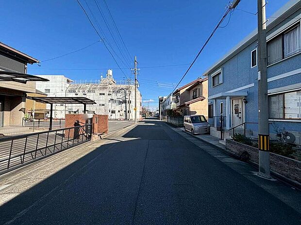 【前面道路含む現地写真】前面道路は、道路幅も広く、駐車もゆとりをもって行える環境になっています。お車の出し入れが苦手なママや小さなお子様にも安心ですね。舗装もされていて、ベビーカーや自転車で通っても快適に通行できます。
