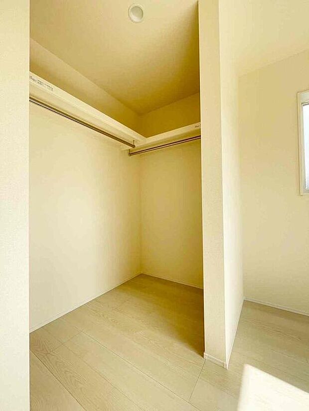 【ウォークインクローゼット】大きな荷物も収納可能なウォークインクローゼット付き！
季節ごとの入れ替え不要な嬉しい設備になっています♪