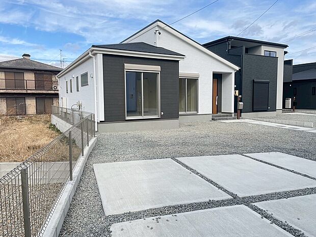 【バルコニー】４号棟
急な天候の変化にも心強く、雨の日も安心なインナーバルコニー♪ゆとりある広さで、家族の洗濯物も十分に干せます♪　　