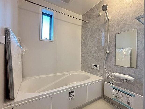 【浴室】アクセントパネルで落ち着きのある雰囲気を演出したバスルーム♪毎日の疲れを癒やすバスタイムをお楽しみ下さい!浴室換気乾燥暖房機付きで、ジメジメした季節や雨の日には、浴室内干しも可能!