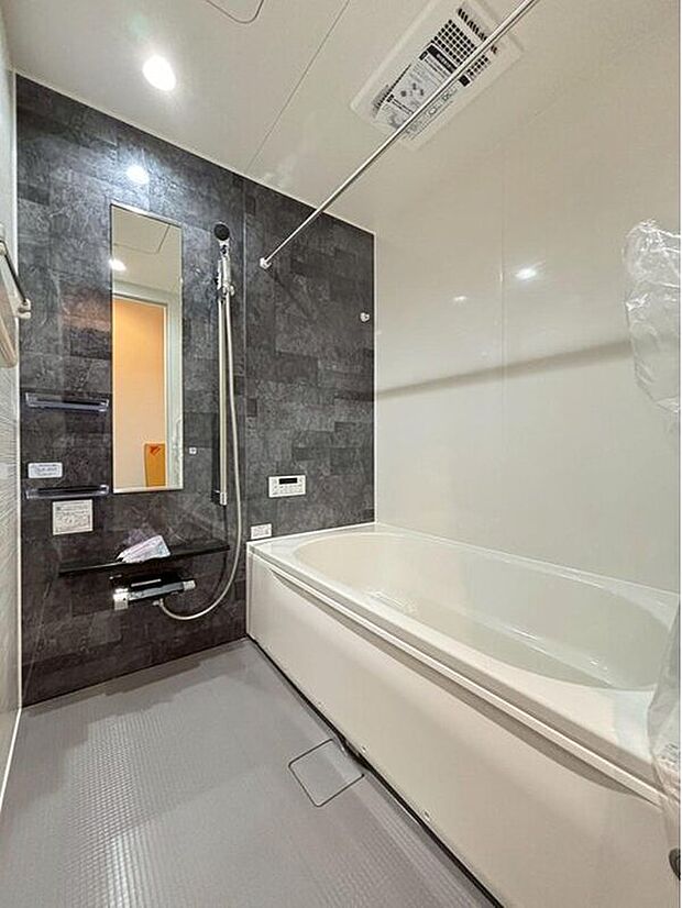 【浴室】3号棟
1坪以上広さを設けた浴室で、ゆったりバスタイム♪
お子様と一緒に入るにも充分な広さです。
一日の疲れを癒せます♪