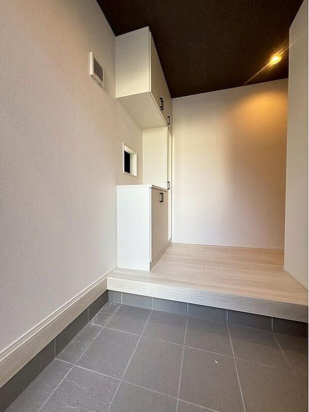 【玄関】3号棟
明るくて清潔感溢れる玄関。便利な姿見鏡&下駄箱(可動棚)収納付きです♪
散らかりがちな玄関もすっきりと片付きます。