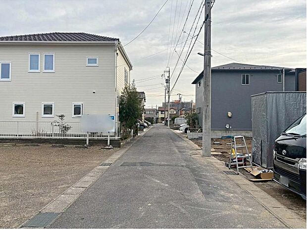 【前面道路含む現地写真】前面道路は、道路幅も広く、駐車もゆとりをもって行える環境になっています。お車の出し入れが苦手なママや小さなお子様にも安心ですね。