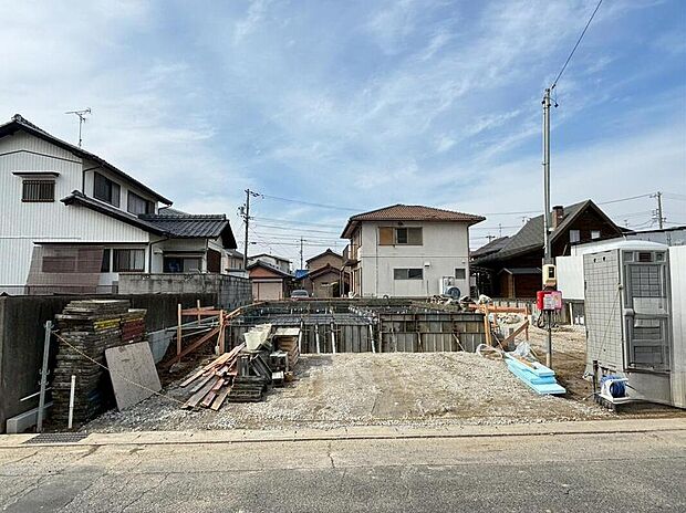 【現地外観写真】3号棟☆
駐車2台可能♪
住宅の構造や設備仕様・完成イメージなどのご質問はいつでもお気軽にお問い合わせ下さいませ☆資料もお送りいたします♪