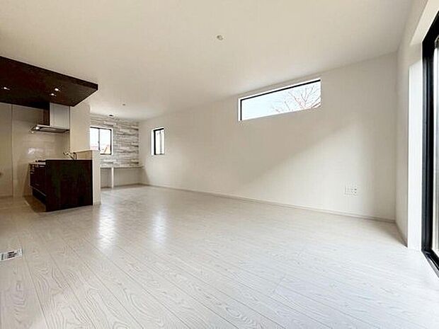 【リビング】明るいリビングです♪対面式のオープンキッチンは、家事をしながらご家族の様子が一目でわかる安心と便利な設備です♪