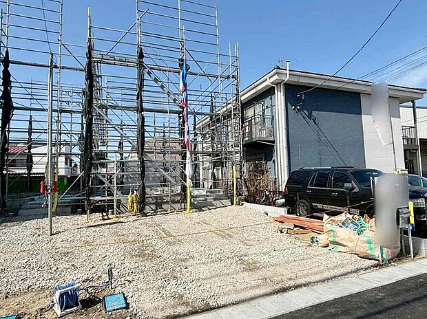 【現地外観写真】現在建築中の現場にて、建物の安全性や快適な暮らしを支える設備について詳しくご説明しております。構造の裏側まで知っていただける貴重なタイミングです。気になる点があれば、いつでもお声がけください。