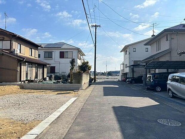 【前面道路含む現地写真】前面道路は、道路幅も広く、駐車もゆとりをもって行える環境になっています。お車の出し入れが苦手なママや小さなお子様にも安心ですね。舗装もされていて、ベビーカーや自転車で通っても快適に通行できます。