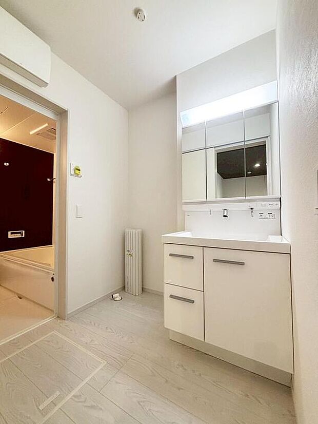 【洗面台・洗面所】暮らしを快適にする三面鏡仕様の洗面化粧台は清潔感のある快適空間。収納力と機能性に優れた使いやすい設備で、忙しい朝の身支度もスムーズに♪