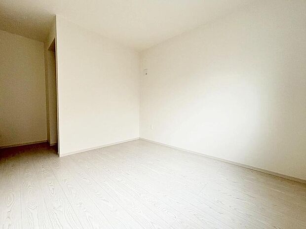 【リビング以外の居室】広々としたLDKは、自分好みのインテリアをレイアウトする楽しみが増えます。季節ごとの模様替えなども、家族との恒例行事になりそうです♪