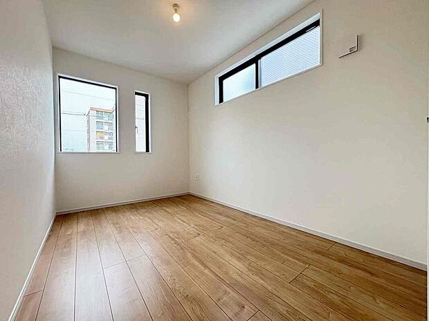 【リビング以外の居室】広々とした居住空間は日々の暮らしを彩り、心のやすらぎと満足感を与えてくれます。通風と採光を考慮した設計は子供たちはのびのび育ち、家族でくつろぎと団らんを生み出します。